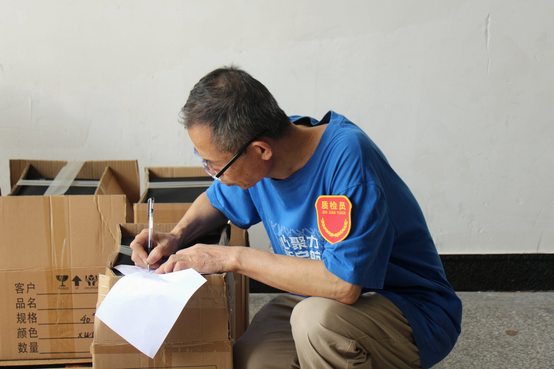 Huatop quality control team member checking carton and shipment details